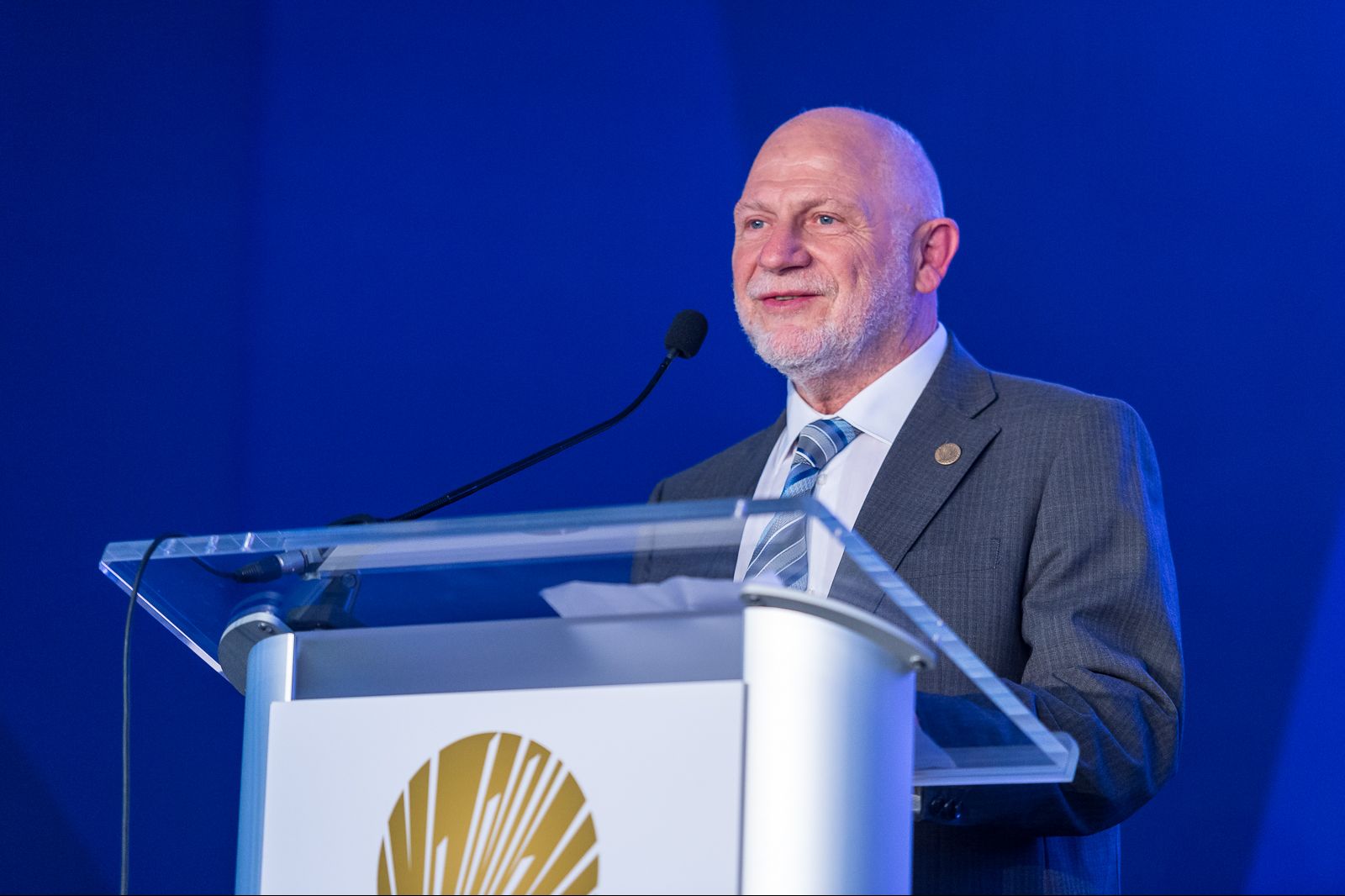 A picture of Ermanno Pietrosemoli giving a speech.