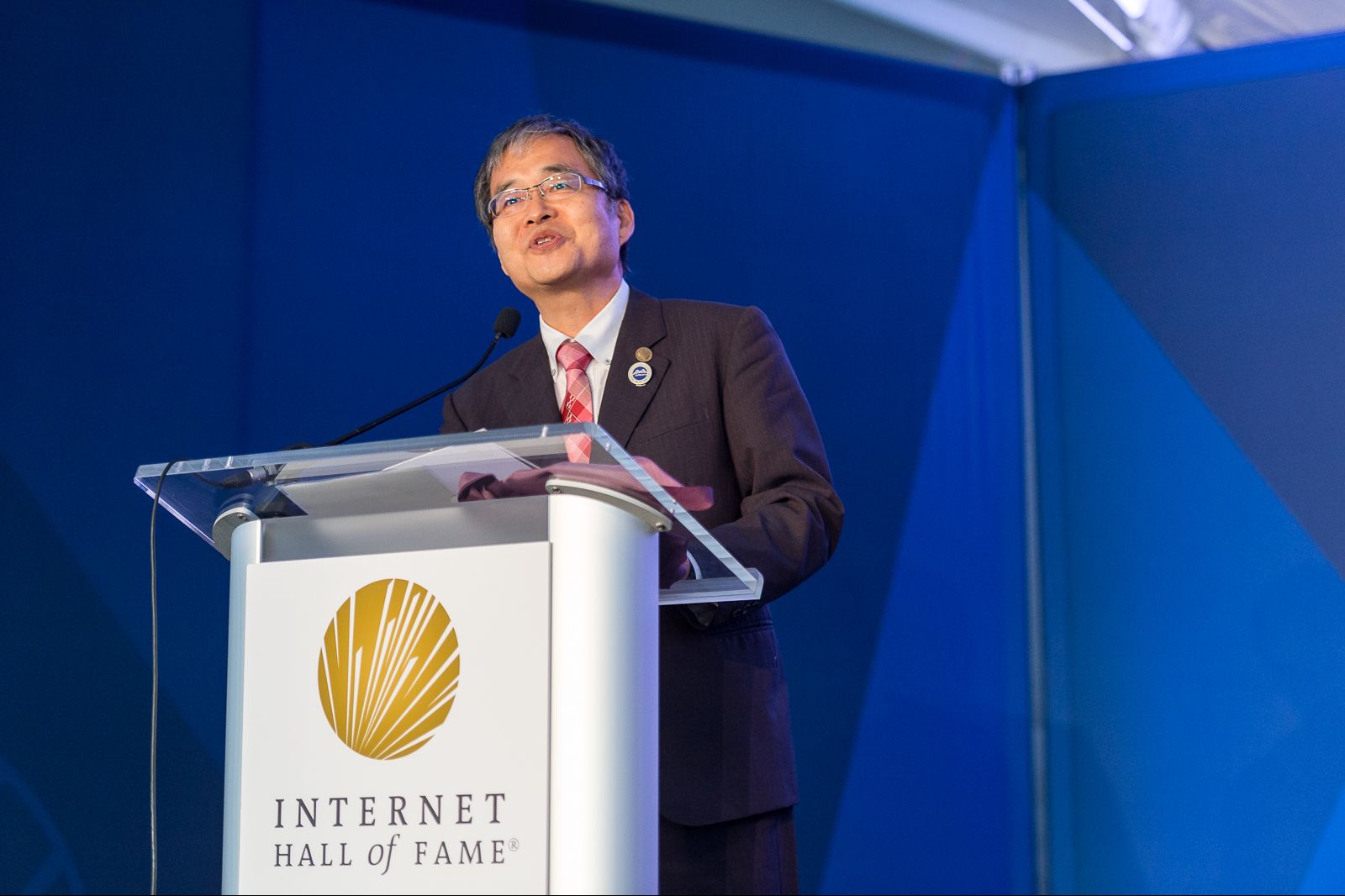 A picture of Shigeki Goto giving a speech.